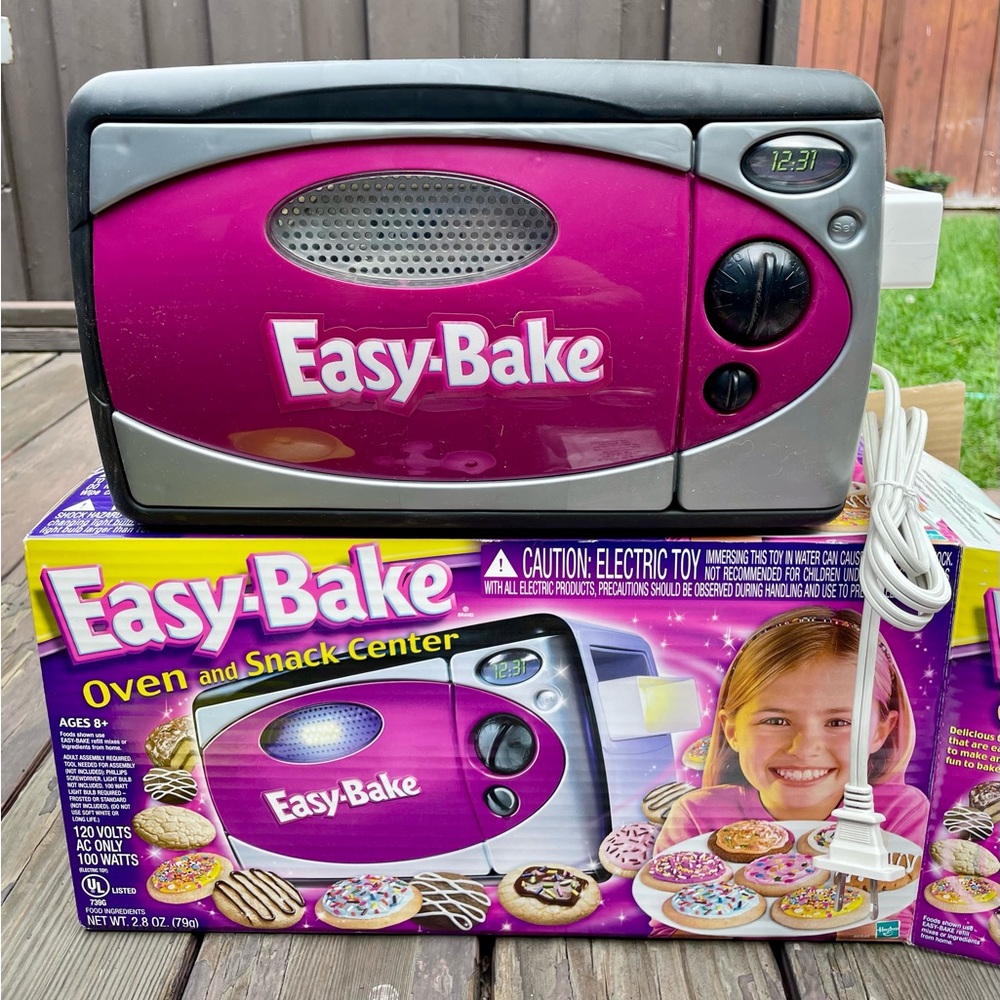 2003 Hasbro Easy-Bake Oven and Snack Center Retro Fun Nostalgic Baking